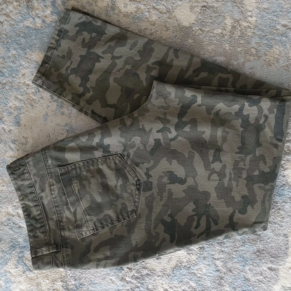 Leyla Camouflage Stretch Ankle Cropped Jeans 10 Camo Green